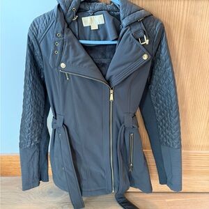 MICHAEL KORS Grey- Asymmetrical Quilted-sleeve Trench Coat
Size Small